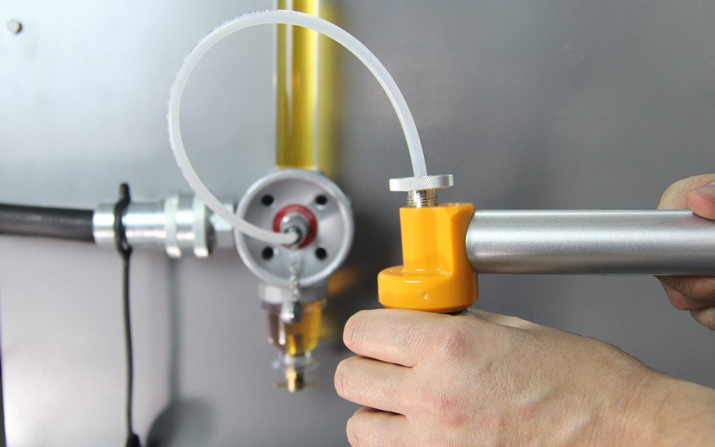 HUB.050BSPP.STD_SAMPLINGKIT.HIGH_The Hub Sample Kit woman in motorized wheelchair drinking from assistive technology hydration system